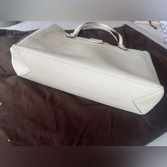 White Gucci Dahlia Tote purse double G, Medium - Picture 9 of 13